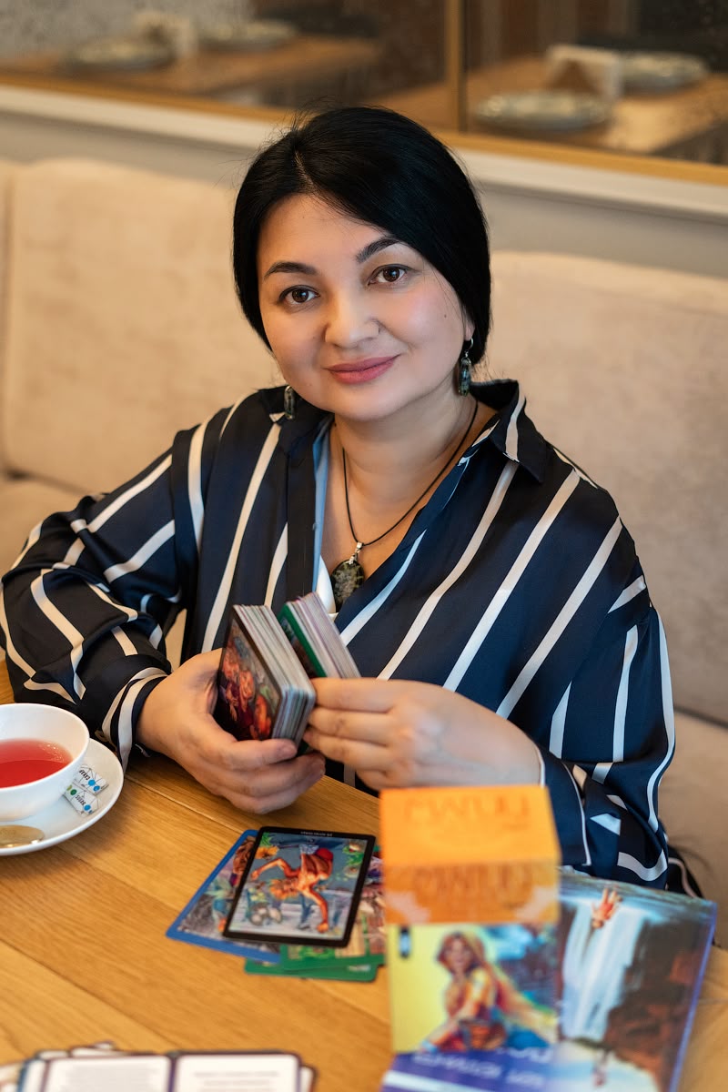 Динара Искакова с картами Таро